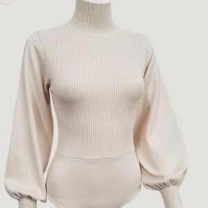 HALTER NECK TOP
CUTOUT AT BACK
HALTER NECKLINE
51% VISCOSE, 21% NYLON, 28% PBT